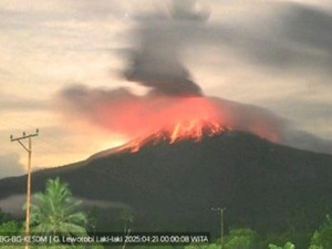 Gunung Lewotobi Laki-laki Meletus Tengah Malam, Warga Diminta Waspada