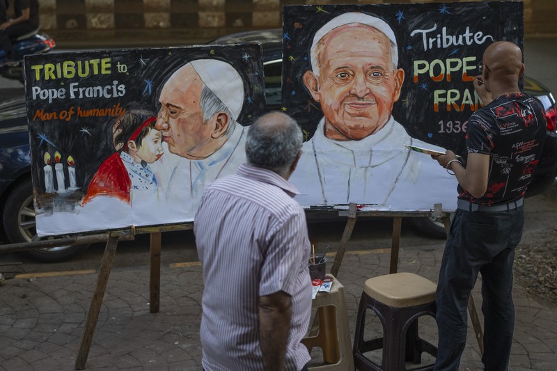 POPE-FRANCIS/ A pilgrim carries a cross near St Peter's square, after the death of Pope Francis was announced by the Vatican, as seen from Rome, Italy, April 21, 2025. REUTERS/Guglielmo Mangiapane