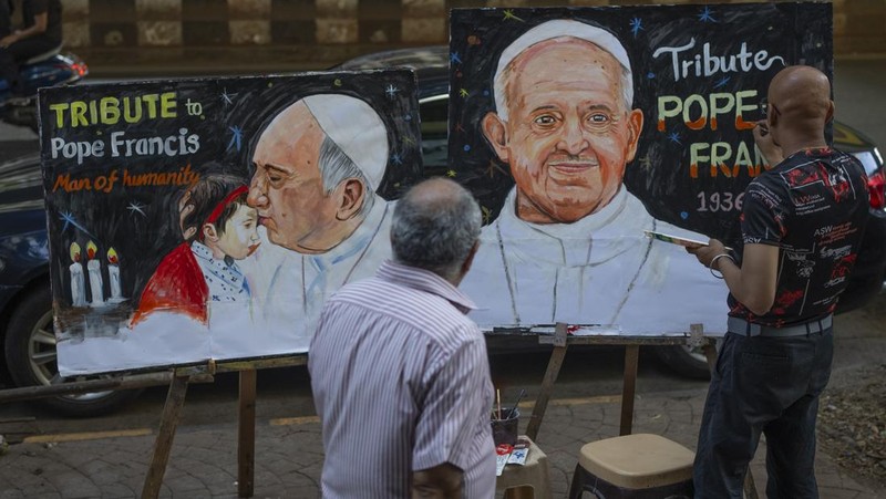 A pilgrim carries a cross near St Peter's square, after the death of Pope Francis was announced by the Vatican, as seen from Rome, Italy, April 21, 2025. REUTERS/Guglielmo Mangiapane