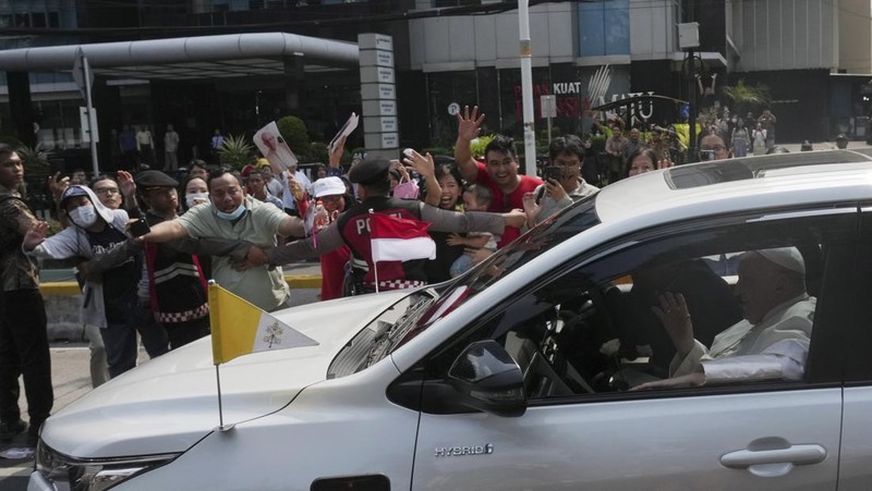 Pemimpin Tertinggi Gereja Katolik Sedunia, Paus Fransiskus, tiba di Istana Negara, Jakarta Pusat, Rabu (4/9/2024). Paus disambut langsung oleh Presiden Joko Widodo (Jokowi). (CNBC Indonesia/Tri Susilo)