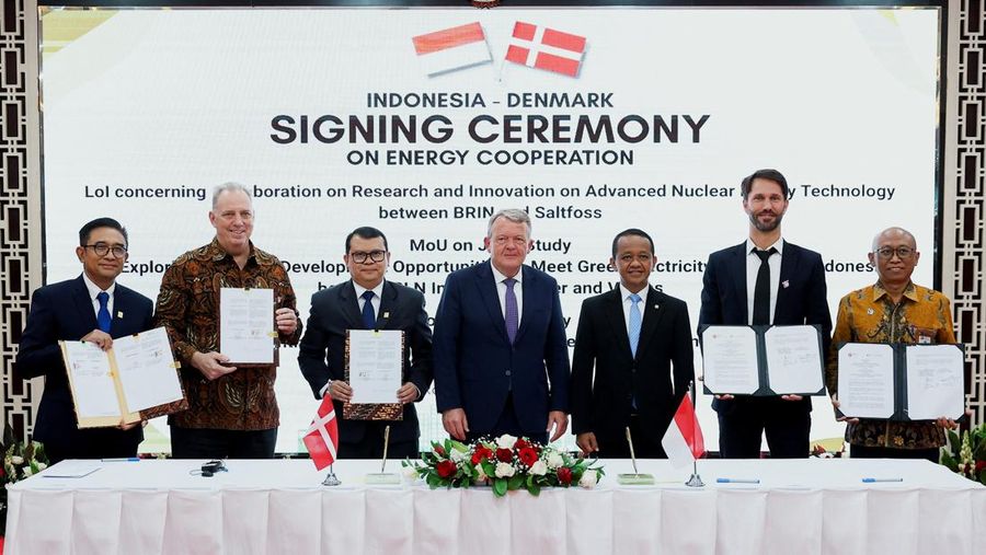Menteri Luar Negeri Denmark Lars Lokke Rasmussen dan Menteri Energi Indonesia Bahlil Lahadalia berfoto bersama dalam upacara penandatanganan Nota Kesepahaman (MoU) mengenai energi terbarukan dan bersih serta konservasi energi, di Jakarta, Indonesia, 21 April 2025. REUTERS/Willy Kurniawan