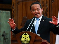 Bahlil Ungkap Alasan Pemerintah Ganti LG ke Huayo di Proyek Baterai