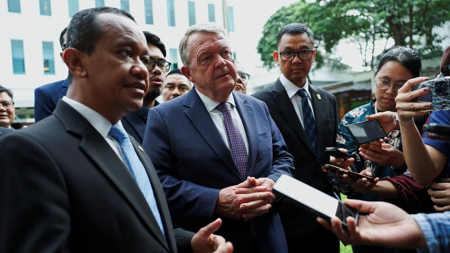Menteri Luar Negeri Denmark Lars Lokke Rasmussen berbincang dengan Menteri Energi Indonesia Bahlil Lahadalia setelah upacara penandatanganan Nota Kesepahaman (MoU) mengenai energi terbarukan dan bersih serta konservasi energi, di Jakarta, Indonesia, 21 April 2025. REUTERS/Willy Kurniawan
