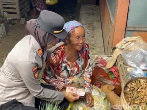 Nenek Korban Tertipu Uang Mainan di Pamekasan Didatangi Kapolsek Pakong