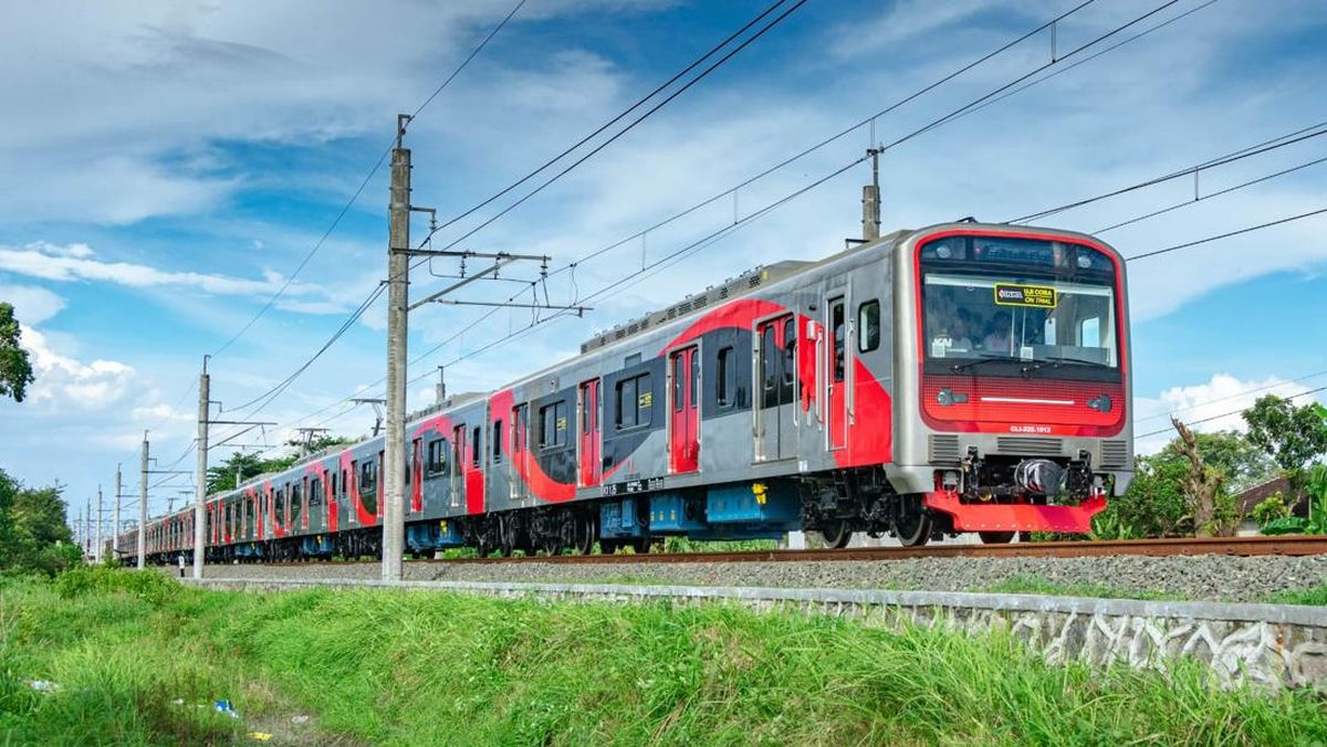 Kereta KRL Commuter Line melintas di Jakarta