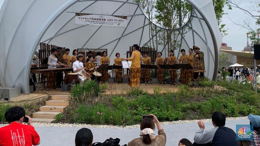 LEEO atau Little world Ethnic and Earth Orchestra memainkan alat musik tradisional Indonesia, yaitu Angklung pada World Expo 2025 Osaka. (CNBC Indonesia/Maikel Jefriando)