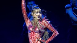 8 Gaya Edgy hingga Playful Lisa BLACKPINK Jadi Penutup Coachella 2025