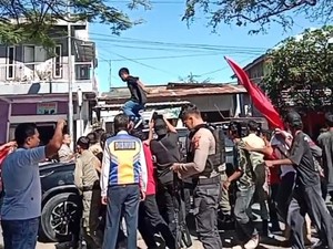 Demonstrasi Harga Jagung Anjlok Berujung Perusakan Mobil Dinas Wabup Bima