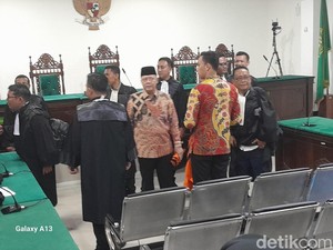 Jalani Sidang Perdana, Rohidin Mersyah Akui Kesalahan-Minta Maaf