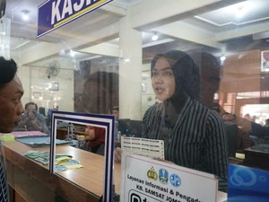 Petugas Samsat Jombang Berbusana Jawa Peringati Hari Kartini