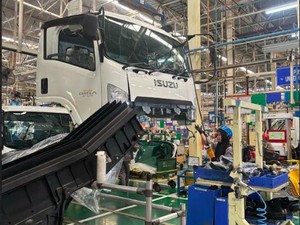 Kata Siapa Rakit Truk Harus Laki-laki? Wanita Juga Bisa Kok!
