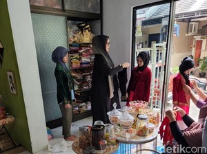 Hari Kartini Membawa Berkah, Jasa Sewa Kebaya di Lamongan Raup Untung