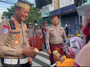 Berpakaian Adat, Polisi Bagi-bagi Susu Cokelat di 3 Titik Kota Kediri