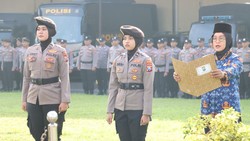 Polwan di Polres Mojokerto Kota Jadi Petugas Upacara di Hari Kartini