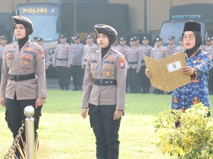 Polwan di Polres Mojokerto Kota Jadi Petugas Upacara di Hari Kartini