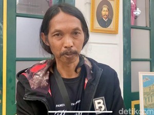 Cerita Seniman Pembuat Patung Biawak Mirip Asli di Wonosobo