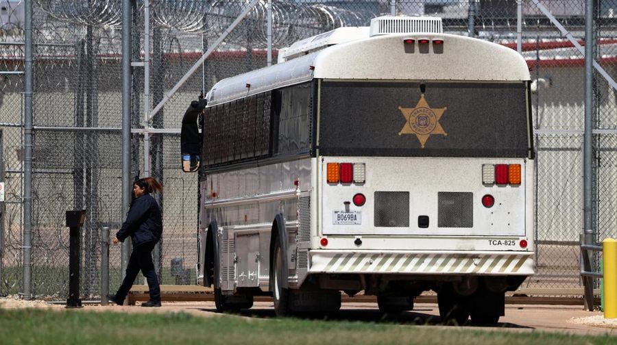Sebuah bus memasuki Fasilitas Penahanan Bluebonnet, tempat para migran Venezuela yang menjadi pusat putusan Mahkamah Agung tentang deportasi ditahan, di Anson, Texas, AS, 20 April 2025. (REUTERS/Evelyn Hockstein)