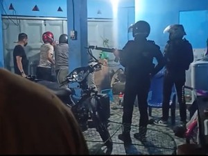Momen Menegangkan Polisi Dikepung-Diserang Saat Gerebek Narkoba di Medan