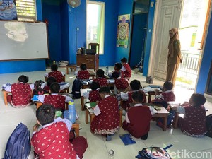 Siswa SD di Parepare Belajar di Musala-Perpustakaan gegara Kekurangan Kelas