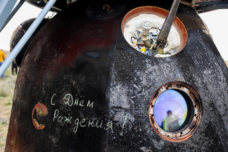 Anggota kru Stasiun Luar Angkasa Internasional (ISS) dan astronaut NASA Don Pettit dibawa ke tenda medis tak lama setelah mendarat di kapsul luar angkasa Soyuz MS-26 bersama kosmonot Roscosmos Alexei Ovchinin dan Ivan Vagner di daerah terpencil dekat Zhezkazgan, Kazakhstan, 20 April 2025. (NASA/Bill Ingalls/Handout via REUTERS)