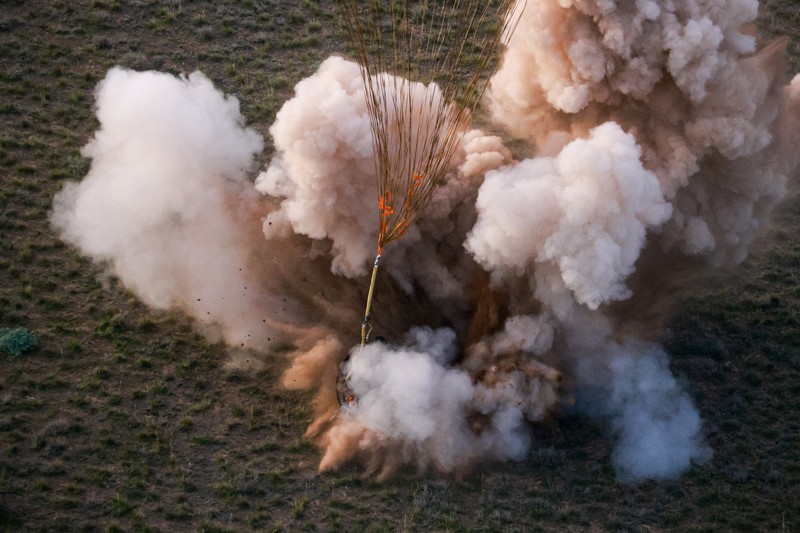 Anggota kru Stasiun Luar Angkasa Internasional (ISS) dan astronaut NASA Don Pettit dibawa ke tenda medis tak lama setelah mendarat di kapsul luar angkasa Soyuz MS-26 bersama kosmonot Roscosmos Alexei Ovchinin dan Ivan Vagner di daerah terpencil dekat Zhezkazgan, Kazakhstan, 20 April 2025. (NASA/Bill Ingalls/Handout via REUTERS)