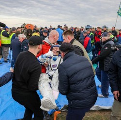 Digendong, Astronaut Tertua NASA Pulang ke Bumi di Hari Ultah ke-70