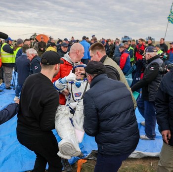 Digendong, Astronaut Tertua NASA Pulang ke Bumi di Hari Ultah ke-70