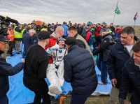 Digendong, Astronaut Tertua NASA Pulang ke Bumi di Hari Ultah ke-70