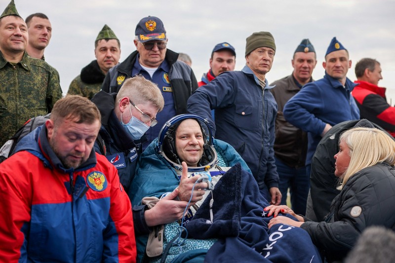 Anggota kru Stasiun Luar Angkasa Internasional (ISS) dan astronaut NASA Don Pettit dibawa ke tenda medis tak lama setelah mendarat di kapsul luar angkasa Soyuz MS-26 bersama kosmonot Roscosmos Alexei Ovchinin dan Ivan Vagner di daerah terpencil dekat Zhezkazgan, Kazakhstan, 20 April 2025. (NASA/Bill Ingalls/Handout via REUTERS)