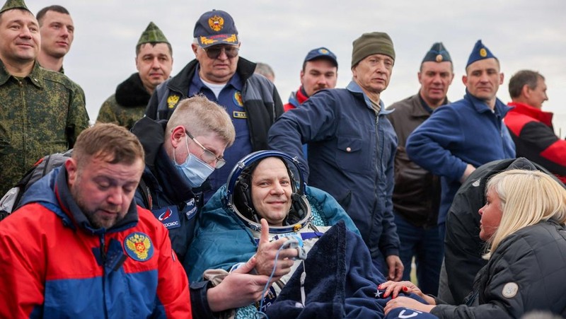 Anggota kru Stasiun Luar Angkasa Internasional (ISS) dan astronaut NASA Don Pettit dibawa ke tenda medis tak lama setelah mendarat di kapsul luar angkasa Soyuz MS-26 bersama kosmonot Roscosmos Alexei Ovchinin dan Ivan Vagner di daerah terpencil dekat Zhezkazgan, Kazakhstan, 20 April 2025. (NASA/Bill Ingalls/Handout via REUTERS)