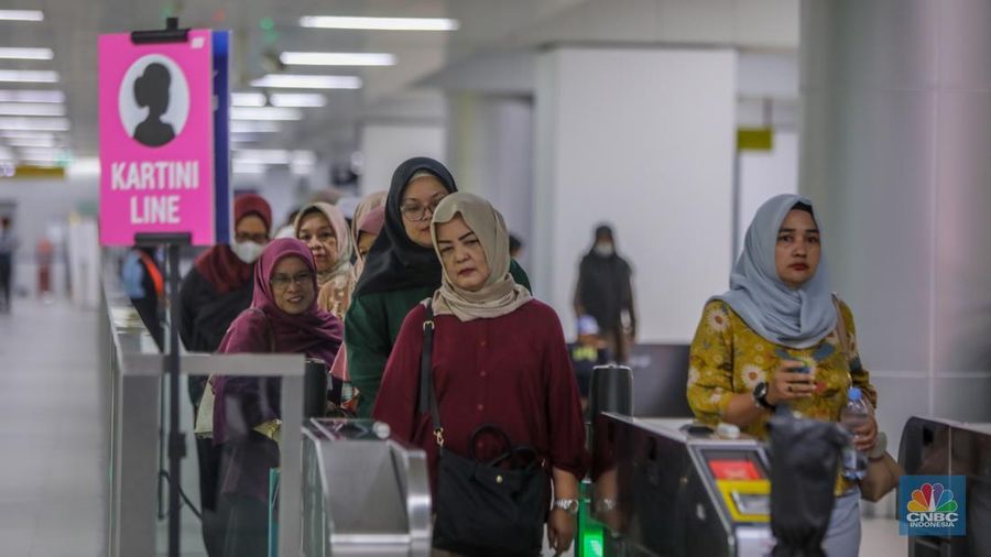 Suasana stasiun MRT Bundaran HI di Jakarta, Senin (21/4/2025). (CNBC Indonesia/Faisal Rahman)