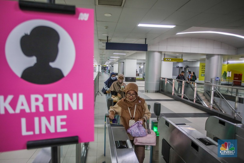 Jenazah Paus Fransiskus ditempatkan dalam peti jenazah terbuka selama ritual pernyataan kematian di kediaman Santa Marta di Vatikan, 22 April 2025. (Vatican Media via AP, HO)