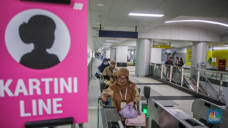 Jenazah Paus Fransiskus ditempatkan dalam peti jenazah terbuka selama ritual pernyataan kematian di kediaman Santa Marta di Vatikan, 22 April 2025. (Vatican Media via AP, HO)