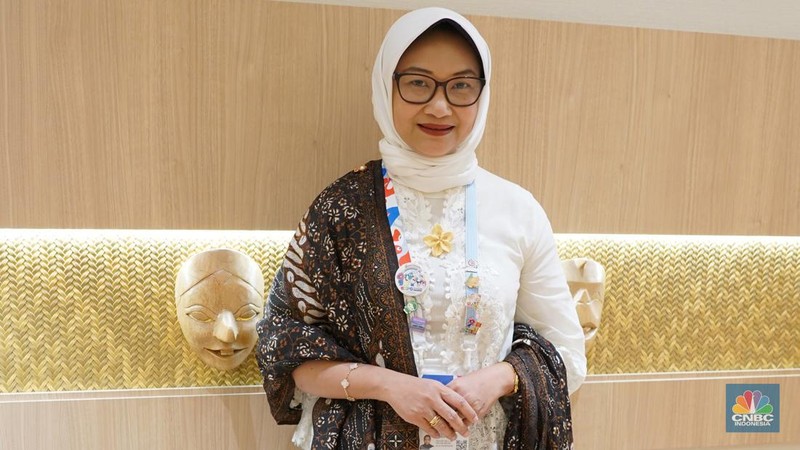 Tim Paviliun Indonesia Kompak Berbaju Batik Sambut Pengunjung. (CNBC Indonesia/Arie Budi Prasetyo)