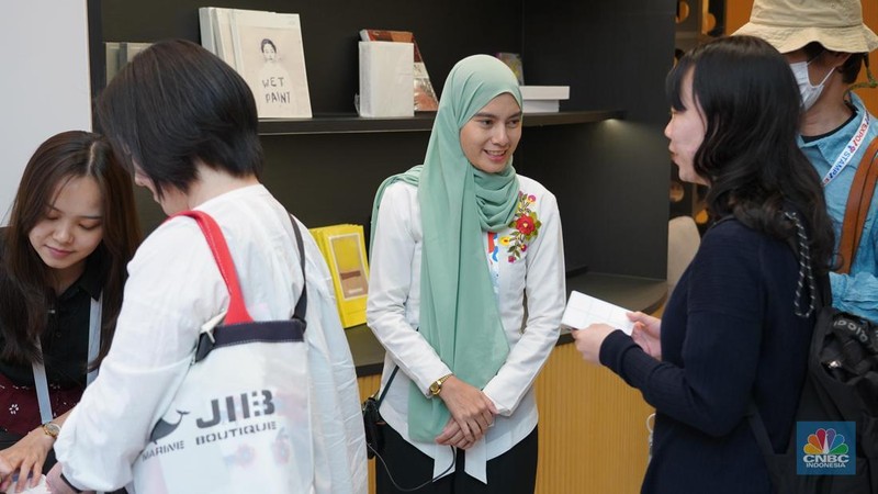 Tim Paviliun Indonesia Kompak Berbaju Batik Sambut Pengunjung. (CNBC Indonesia/Arie Budi Prasetyo)