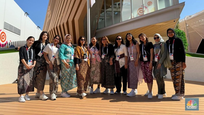 Tim Paviliun Indonesia Kompak Berbaju Batik Sambut Pengunjung. (CNBC Indonesia/Arie Budi Prasetyo)