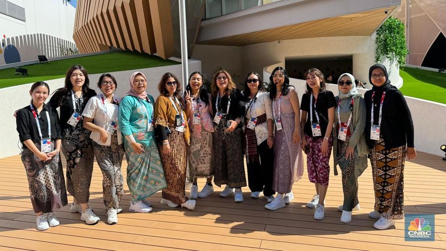 Tim Paviliun Indonesia Kompak Berbaju Batik Sambut Pengunjung. (detikai.com/Arie Budi Prasetyo) Tim Paviliun Indonesia Kompak Berbaju Batik Sambut Pengunjung. (detikai.com/Arie Budi Prasetyo)