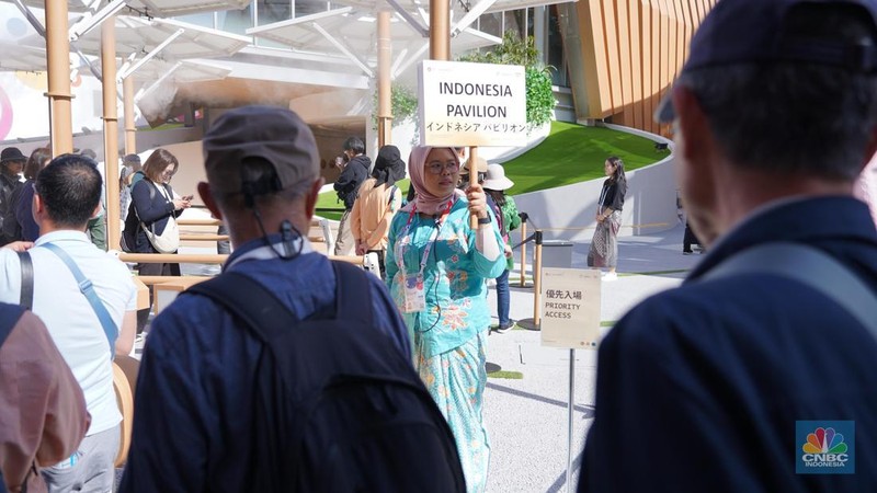 Tim Paviliun Indonesia Kompak Berbaju Batik Sambut Pengunjung. (CNBC Indonesia/Arie Budi Prasetyo)
