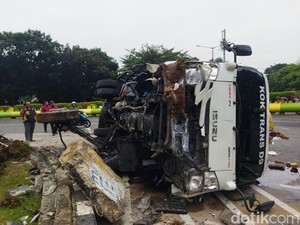 Truk Boks Muatan Air Mineral Terguling hingga Ringsek di Kemayoran