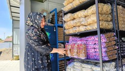 Cebbhing Manis, Bisnis Kerupuk Mentah Pamekasan Raup Cuan Puluhan Juta