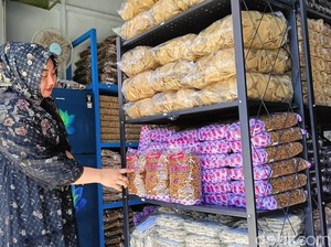 Cebbhing Manis, Bisnis Kerupuk Mentah Pamekasan Raup Cuan Puluhan Juta