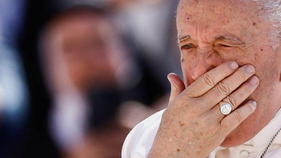 Cincin yang digunakan Paus Fransiskus. (Reuters)