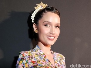 Cinta Laura Dapat Diskriminatif Saat Jadi Pembicara Perempuan Satu-satunya