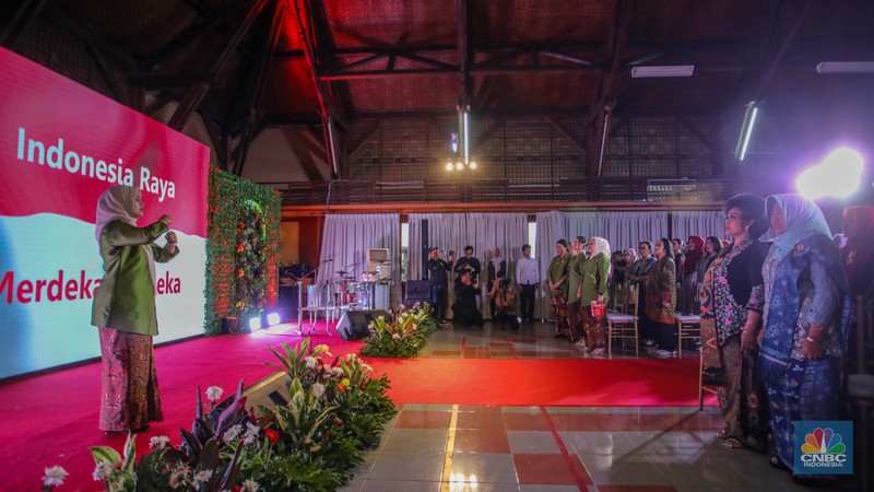 Dalam rangka memperingati hari Kartini dan hari Bumi, Dharma Wanita Persatuan (DWP) Kementerian Kebudayaan menyelnggarakan kegiatan bertajuk Inspirasi Kartini untuk Negeri di Galeri Nasional, Jakarta, Selasa (22/4/2025). (CNBC Indonesia/Faisal Rahman)
