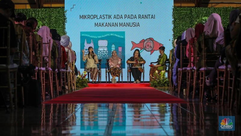 Dalam rangka memperingati hari Kartini dan hari Bumi, Dharma Wanita Persatuan (DWP) Kementerian Kebudayaan menyelnggarakan kegiatan bertajuk Inspirasi Kartini untuk Negeri di Galeri Nasional, Jakarta, Selasa (22/4/2025). (CNBC Indonesia/Faisal Rahman)