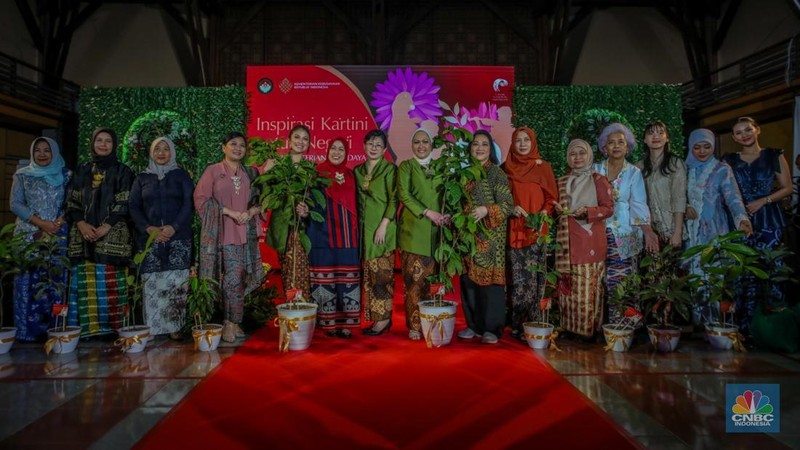Dalam rangka memperingati hari Kartini dan hari Bumi, Dharma Wanita Persatuan (DWP) Kementerian Kebudayaan menyelnggarakan kegiatan bertajuk Inspirasi Kartini untuk Negeri di Galeri Nasional, Jakarta, Selasa (22/4/2025). (CNBC Indonesia/Faisal Rahman)