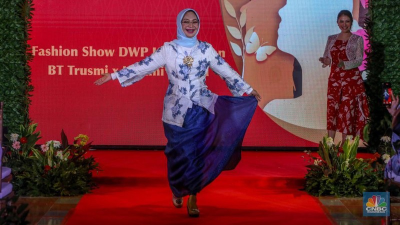 Dalam rangka memperingati hari Kartini dan hari Bumi, Dharma Wanita Persatuan (DWP) Kementerian Kebudayaan menyelnggarakan kegiatan bertajuk Inspirasi Kartini untuk Negeri di Galeri Nasional, Jakarta, Selasa (22/4/2025). (CNBC Indonesia/Faisal Rahman)
