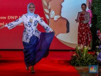 Dalam rangka memperingati hari Kartini dan hari Bumi, Dharma Wanita Persatuan (DWP) Kementerian Kebudayaan menyelnggarakan kegiatan bertajuk Inspirasi Kartini untuk Negeri di Galeri Nasional, Jakarta, Selasa (22/4/2025). (CNBC Indonesia/Faisal Rahman