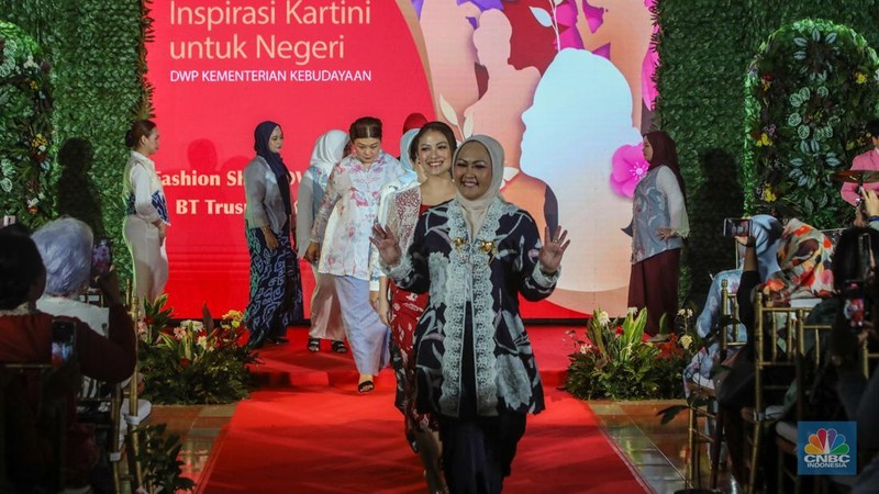 Dalam rangka memperingati hari Kartini dan hari Bumi, Dharma Wanita Persatuan (DWP) Kementerian Kebudayaan menyelnggarakan kegiatan bertajuk Inspirasi Kartini untuk Negeri di Galeri Nasional, Jakarta, Selasa (22/4/2025). (CNBC Indonesia/Faisal Rahman)