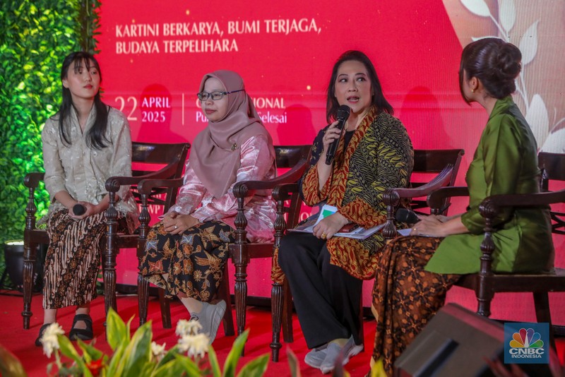 Dalam rangka memperingati hari Kartini dan hari Bumi, Dharma Wanita Persatuan (DWP) Kementerian Kebudayaan menyelnggarakan kegiatan bertajuk Inspirasi Kartini untuk Negeri di Galeri Nasional, Jakarta, Selasa (22/4/2025). (CNBC Indonesia/Faisal Rahman)
